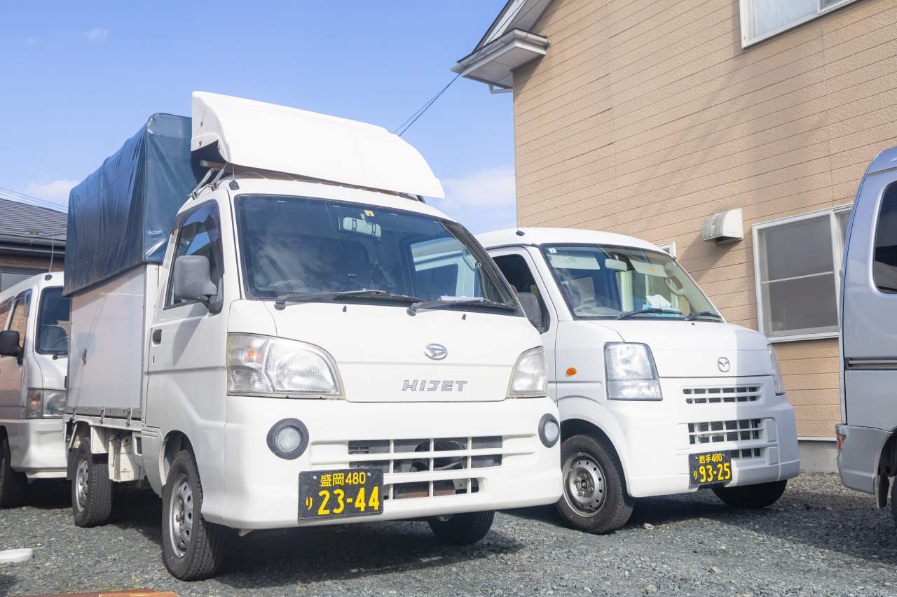 事業所前に止まっている配送車