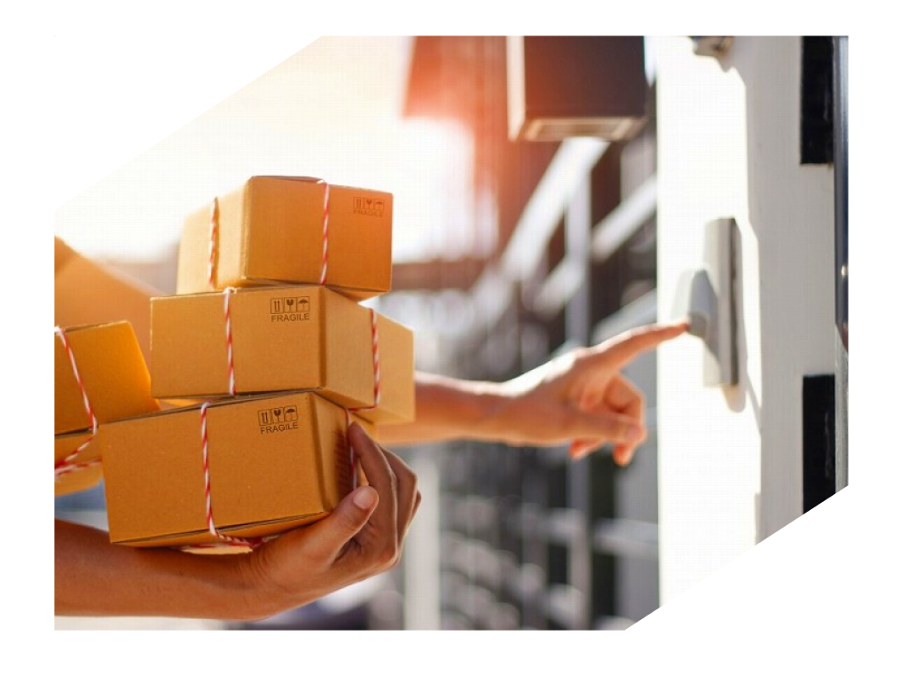 荷物を抱えてチャイムを鳴らしている配送員